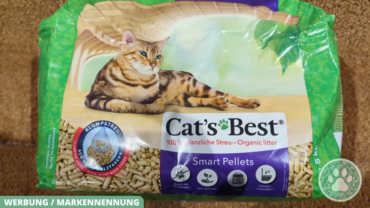 Die Verpackung der Cat's Best Smart Pellets zeigt die aus pflanzlichen Aktiv-Holzfasern gefertigte Klumpstreu im Überblick.
