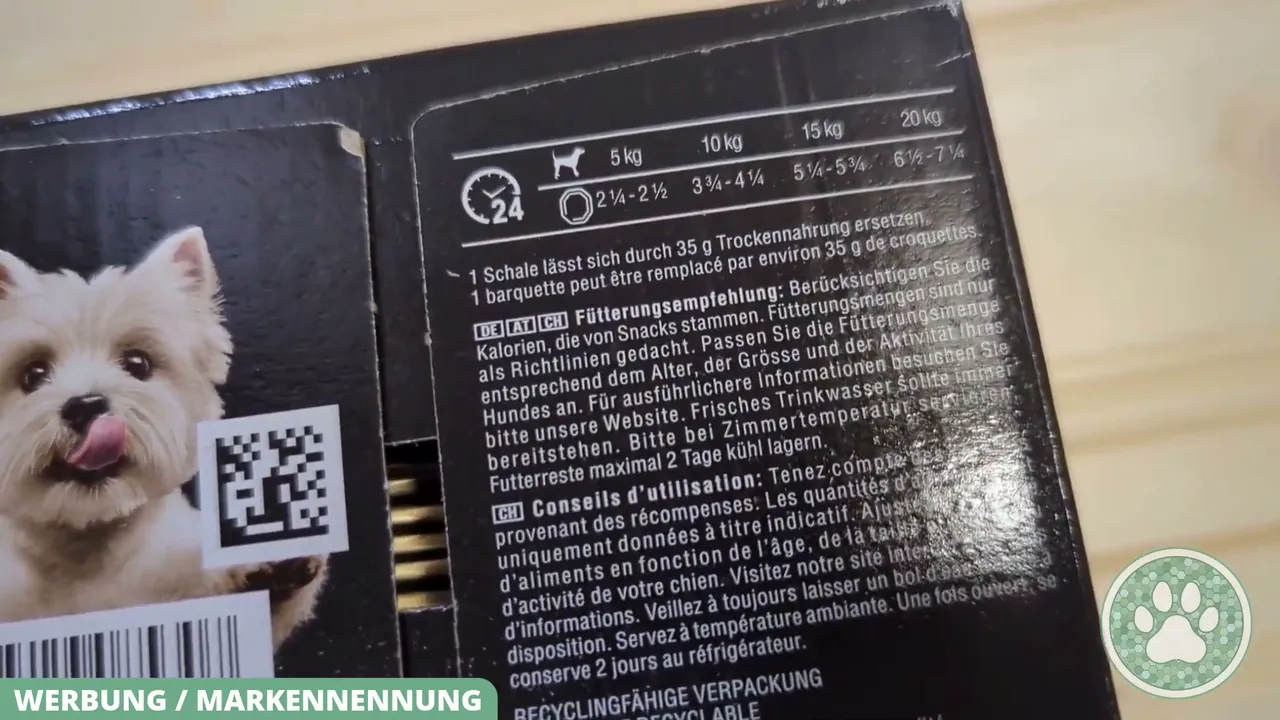 Die Fütterungsempfehlung auf der Schachtel gibt die tägliche Portionsmenge nach Körpergewicht des Hundes an.