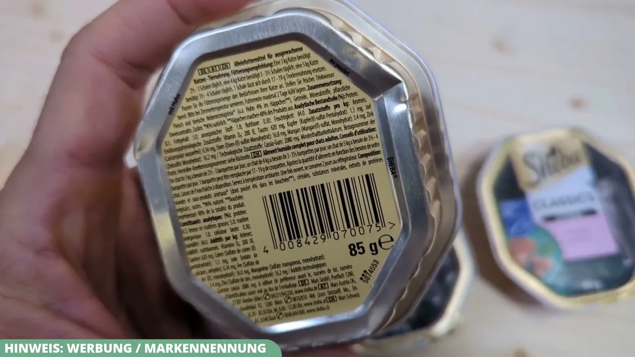 Auf der Schalenunterseite finden sich detaillierte Angaben zu den Inhaltsstoffen sowie die empfohlene Fütterungsmenge.