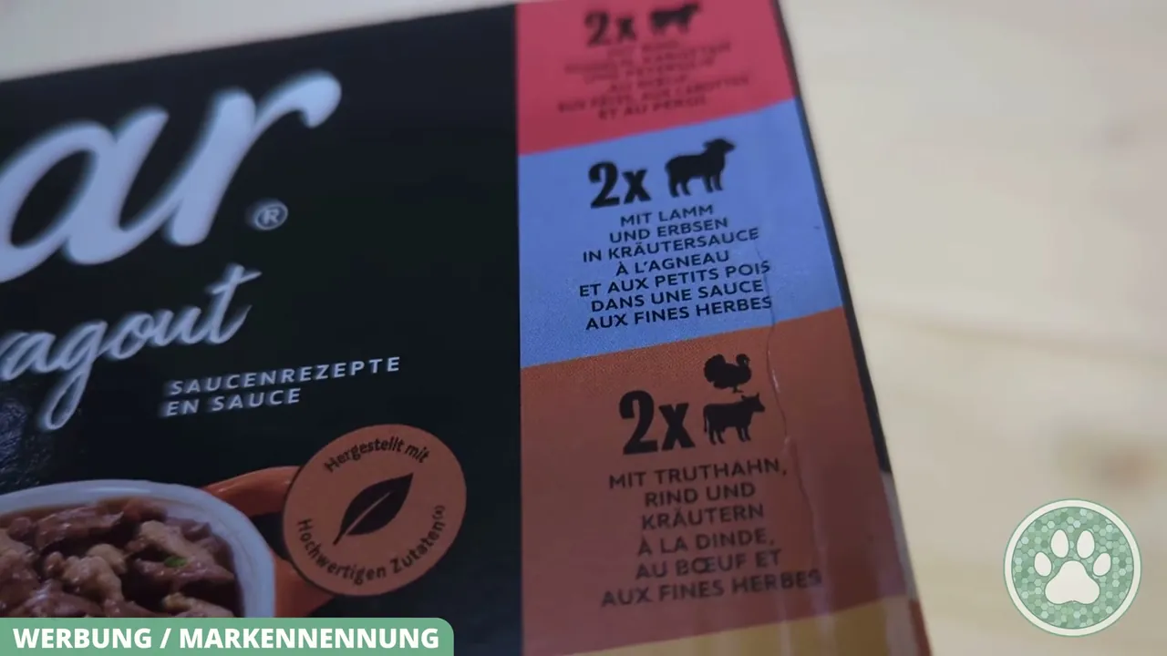 Auf der Verpackung sind die enthaltenen Sorten wie Lamm mit Erbsen oder Truthahn und Rind übersichtlich aufgeführt.