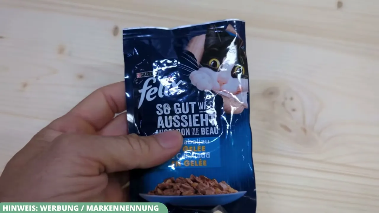 Der Portionsbeutel bietet Nassfutter in Gelee mit Fischgeschmack für ausgewachsene Katzen.