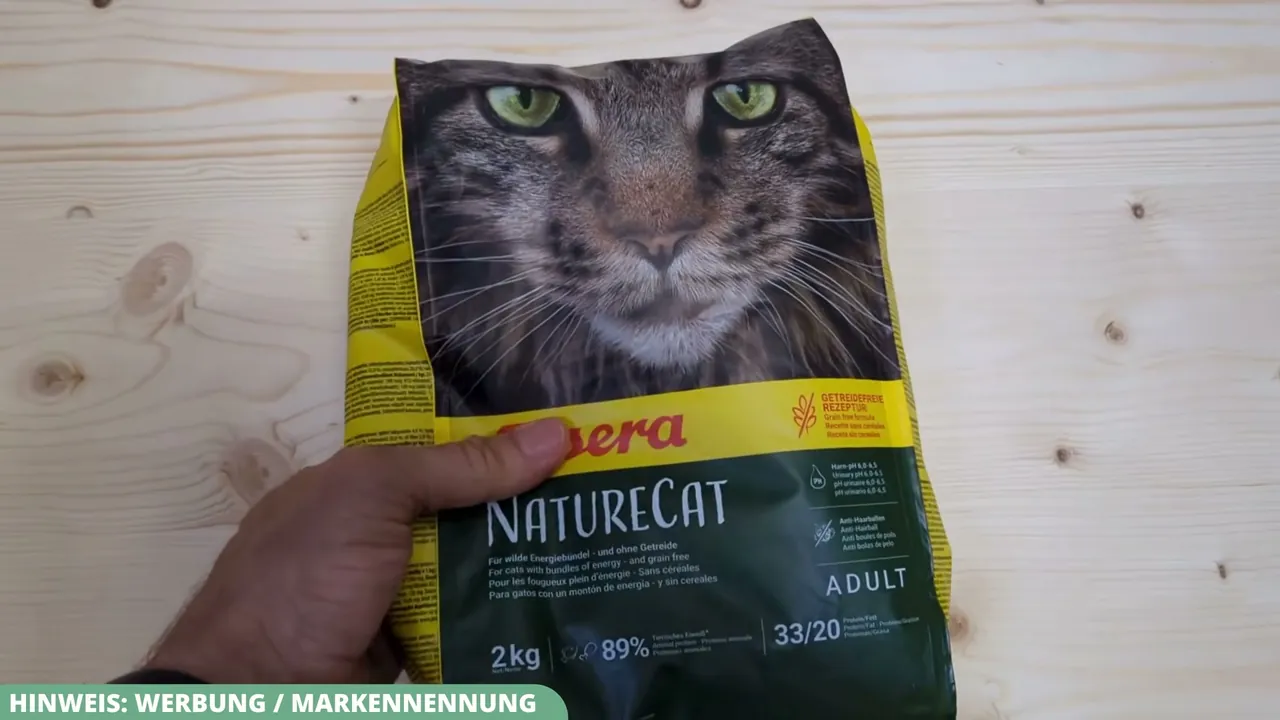 Die 2-kg-Packung Josera NatureCat bietet getreidefreies Trockenfutter mit Geflügel und Lachs für ausgewachsene Katzen.