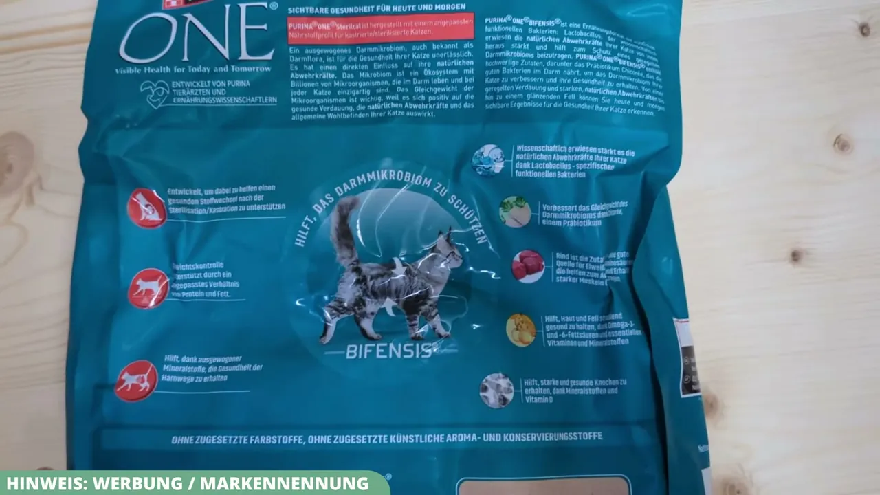 Auf der Rückseite sind die Inhaltsstoffe deklariert; das Futter kommt ohne Konservierungs- und künstliche Farbstoffe aus.