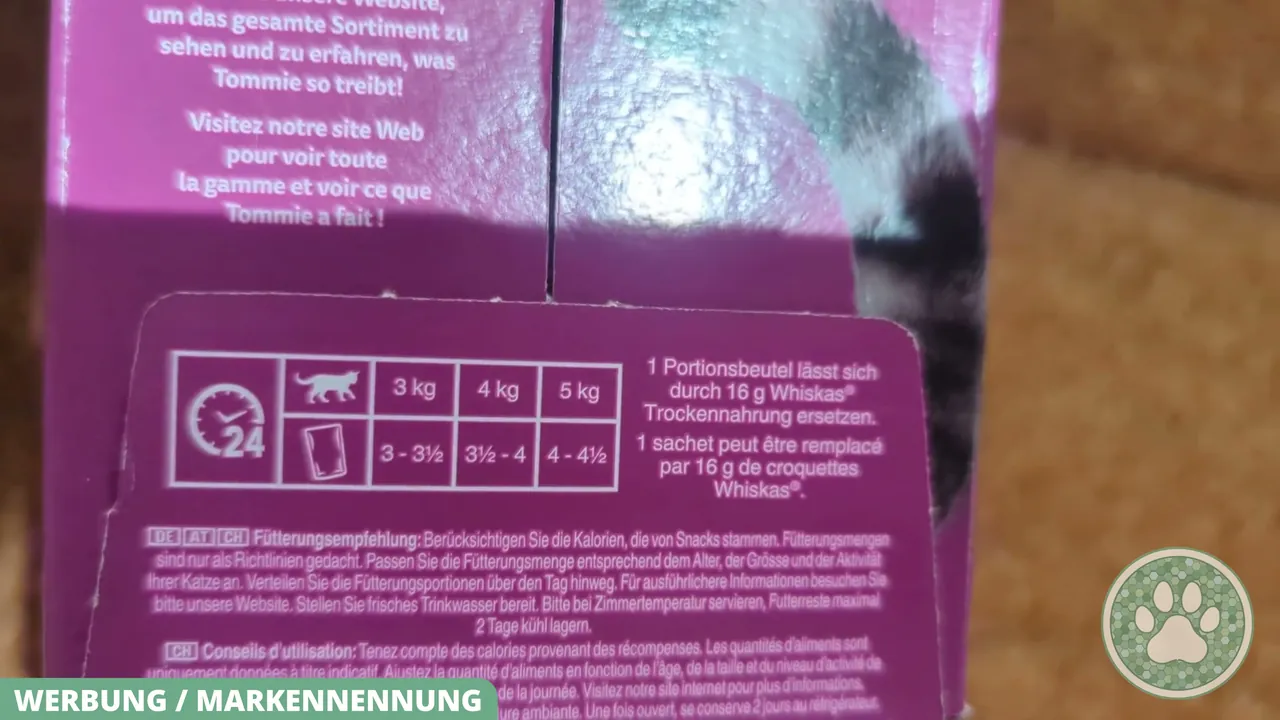 Eine tabellarische Übersicht zeigt Richtwerte für die tägliche Futtermenge abhängig vom Körpergewicht der Katze.