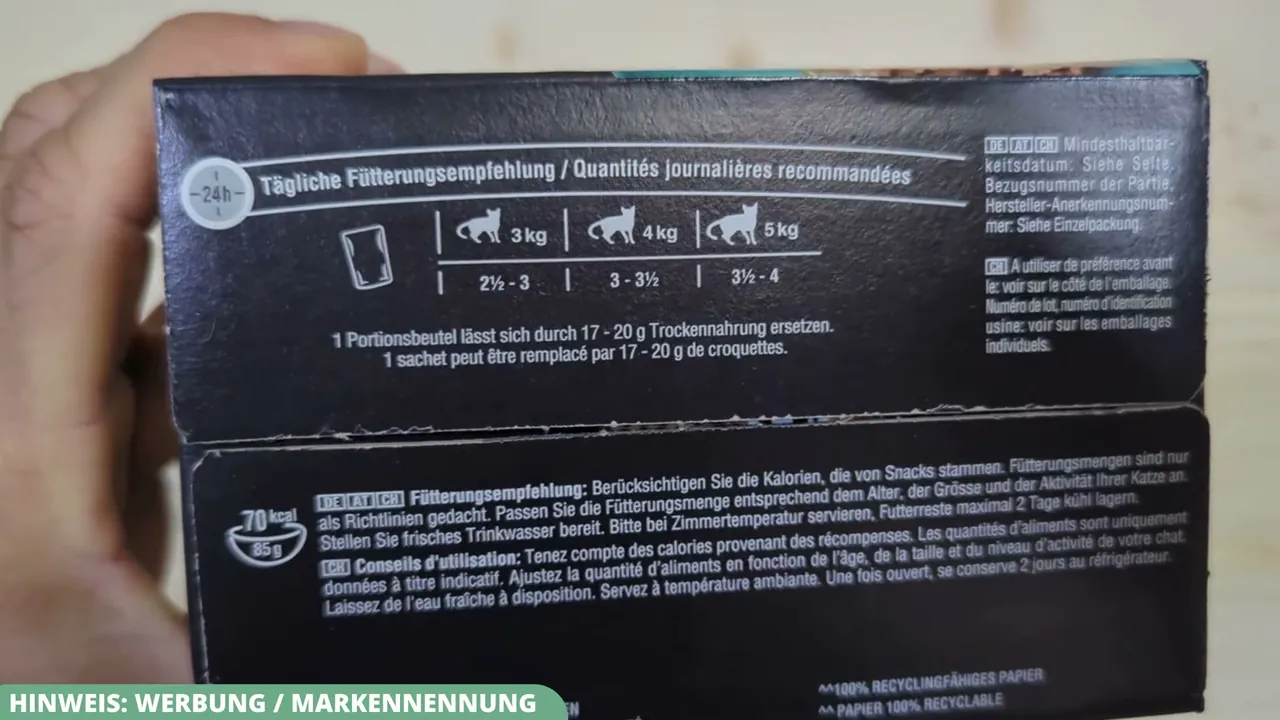 Eine übersichtliche Tabelle zeigt die empfohlene tägliche Beutelanzahl abhängig vom Körpergewicht der Katze.