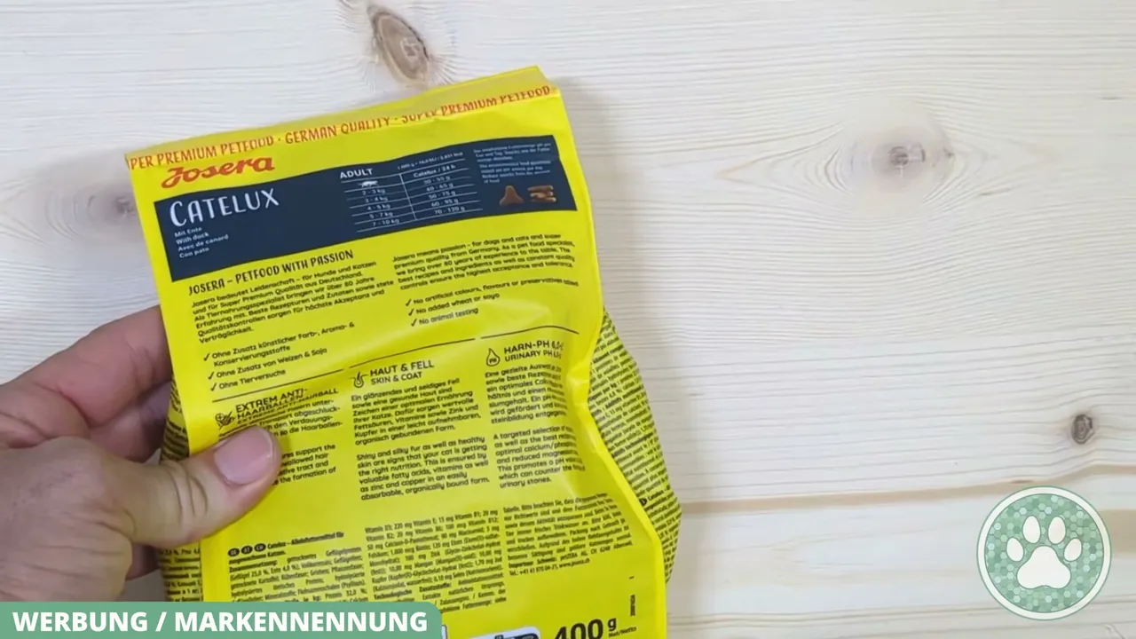 Diätetische Fasern mindern Haarballen, während Fettsäuren, Zink und Vitamine für gesunde Haut und glänzendes Fell sorgen.