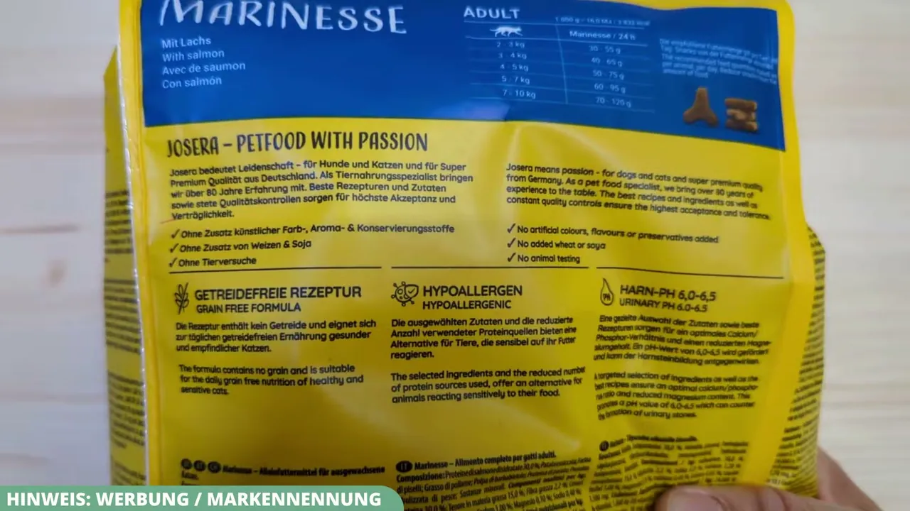 Auf der Rückseite sind Merkmale wie die getreidefreie Rezeptur und der regulierte Harn-pH-Wert aufgeführt.