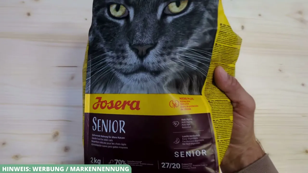 Das Josera Senior Trockenfutter ist speziell auf die Ernährungsbedürfnisse älterer Katzen abgestimmt.