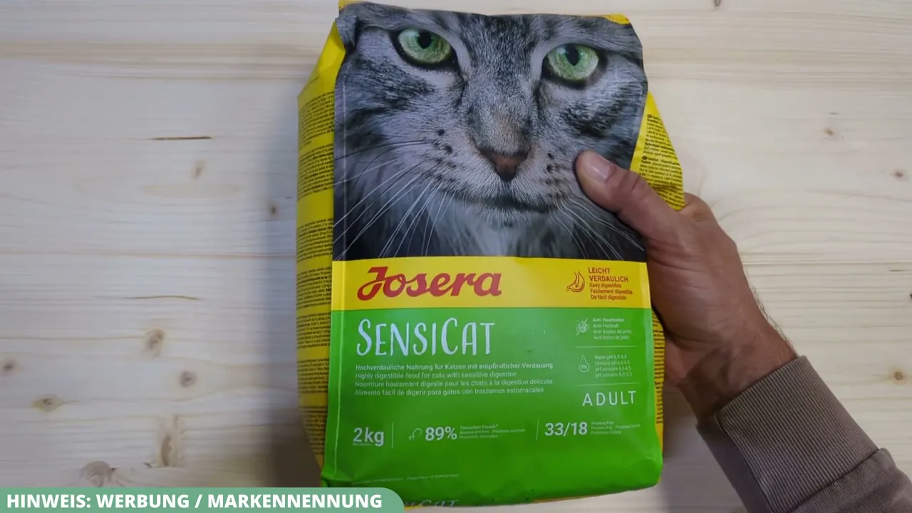 Die 2-kg-Packung des Josera SensiCat Trockenfutters richtet sich speziell an ernährungssensible Katzen mit empfindlichem Magen.
