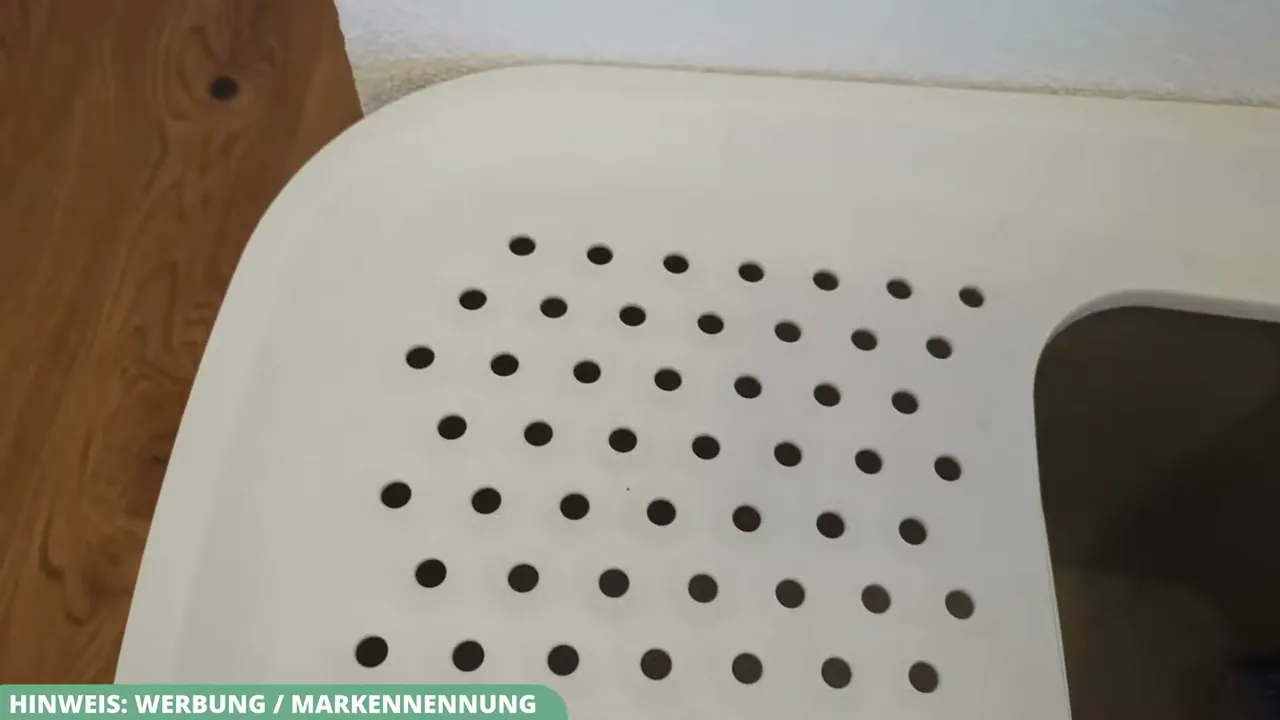 Mir gefällt besonders, dass Streu an den Pfoten durch die Löcher im Deckel direkt wieder zurück in die Box fällt.