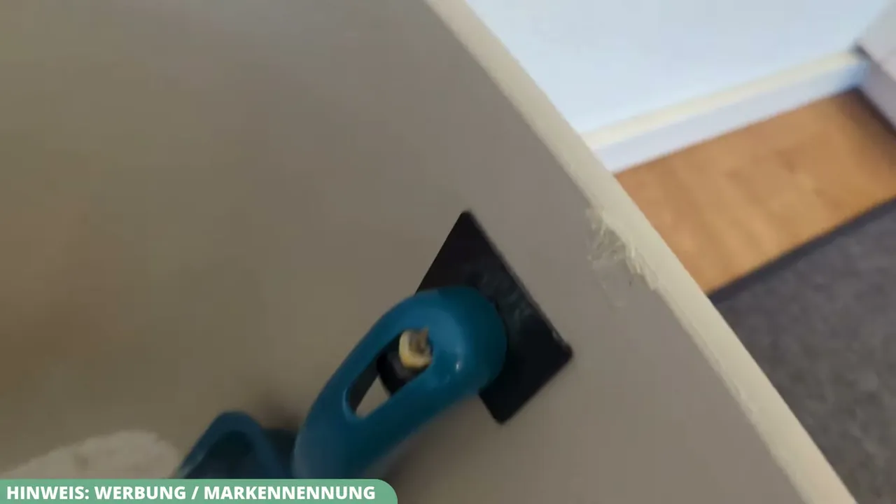 Aus meiner Sicht ist ein innen angebrachter Haken für die Streuschaufel im Alltag deutlich hygienischer.
