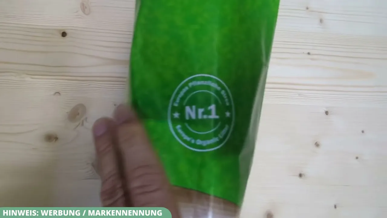 Ein Siegel auf der Verpackungsseite weist die Katzenstreu aus natürlichen Pflanzenfasern als europäische Nummer 1 aus.