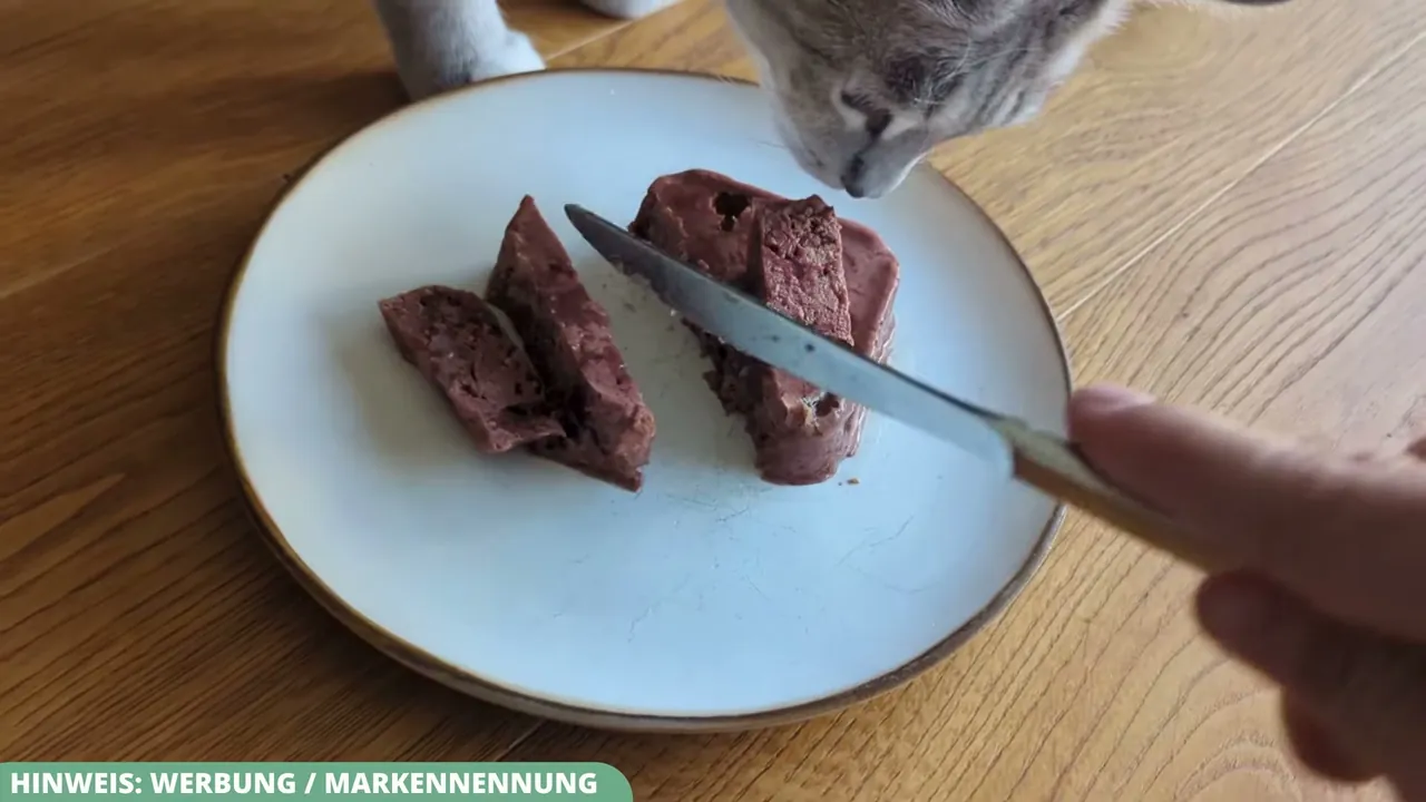 Meiner Erfahrung nach fressen es meine Katzen am liebsten, wenn ich die feine Pastete auf dem Teller vorher zerkleinere.