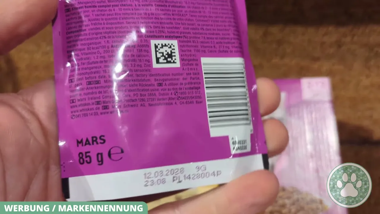 Ein Portionsbeutel umfasst 85 Gramm Nassfutter mit kleinen Stückchen, die junge Katzen besonders leicht fressen können.