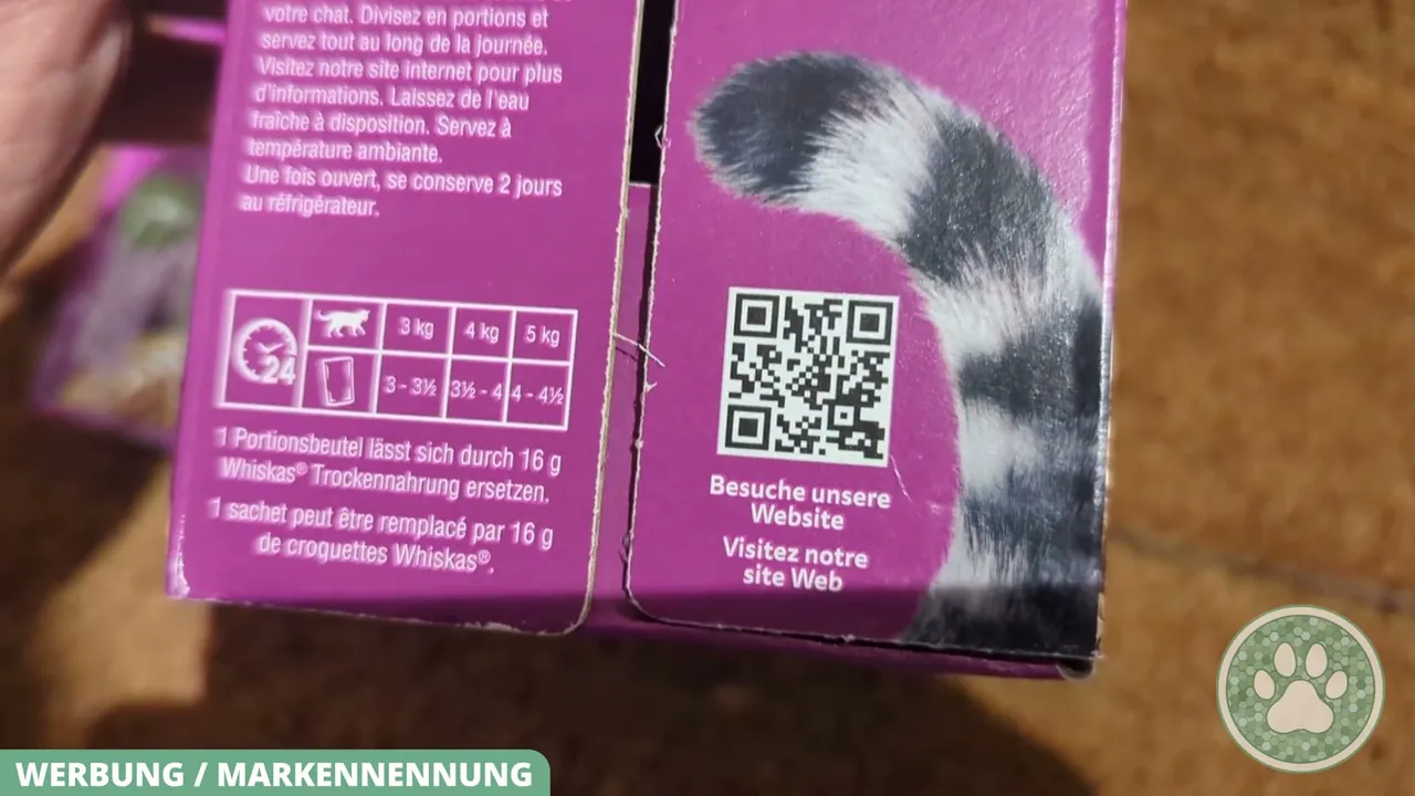 Eine aufgedruckte Fütterungstabelle gibt Orientierung für die tägliche Futtermenge basierend auf dem Körpergewicht der Katze.