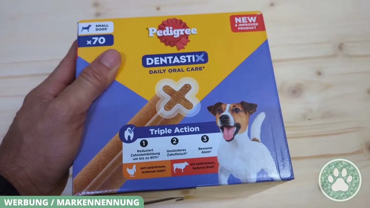 Ich finde die tägliche Zahnpflege mit den speziell für kleine Hunde entwickelten Sticks extrem praktisch.