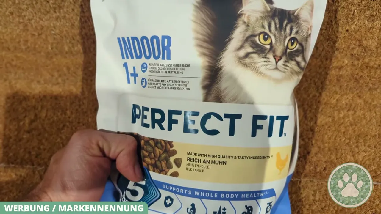 Das Katzen-Trockenfutter Perfect Fit Indoor Adult 1+ mit Huhn bietet mit der Total-5-Formel einen Rundumschutz für ausgewachsene Katzen.