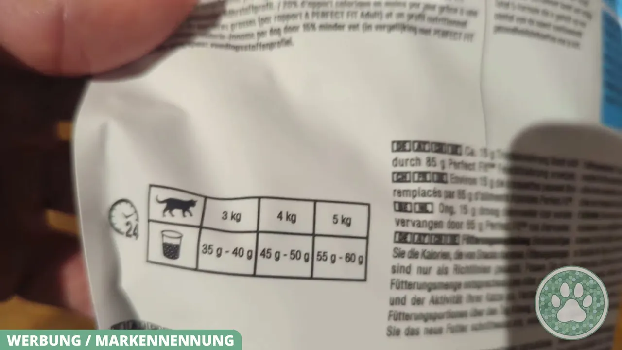 Auf der Verpackungsrückseite ist die empfohlene tägliche Futtermenge nach dem Körpergewicht der Katze übersichtlich aufgeführt.
