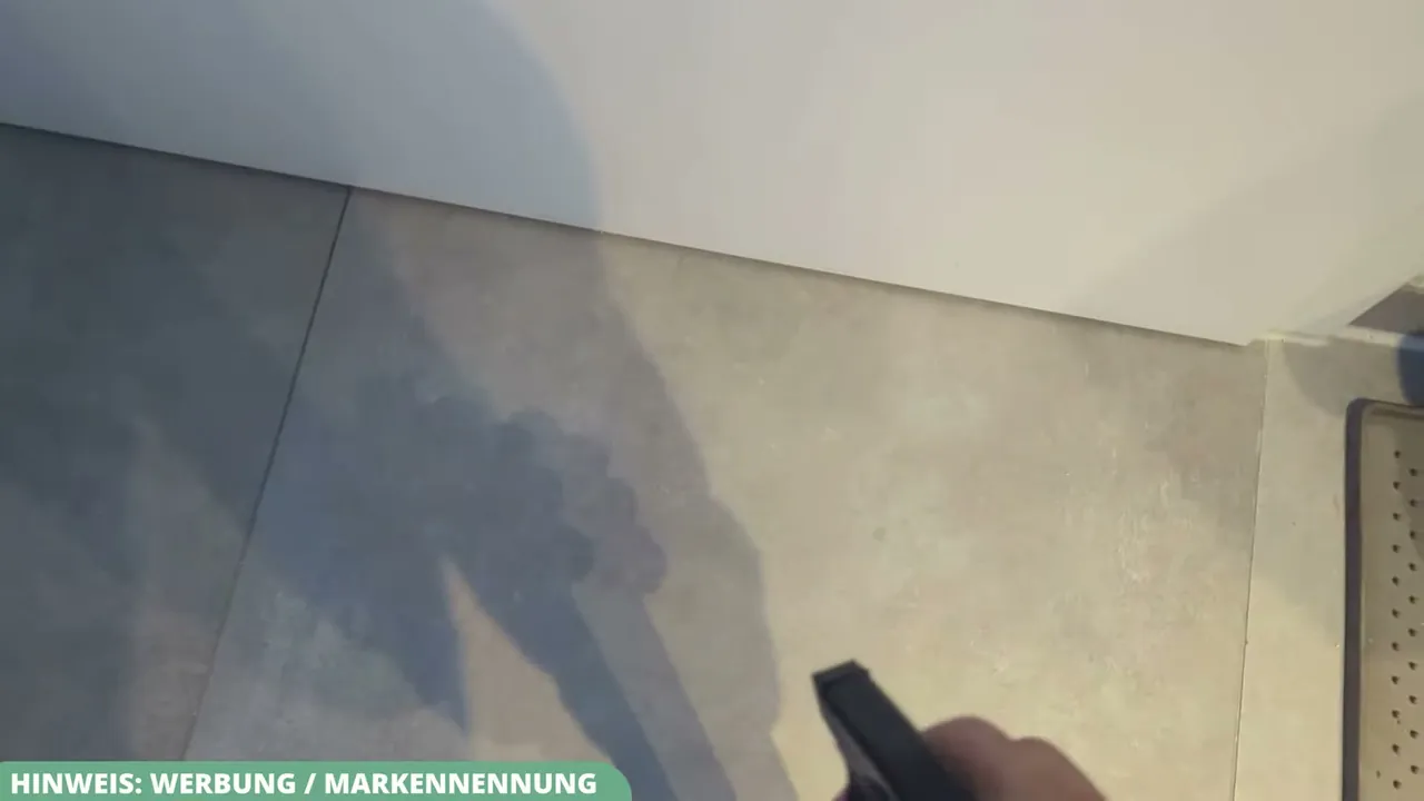 In meinem Test habe ich die betroffene Stelle am Boden direkt großzügig mit dem Reiniger eingesprüht.