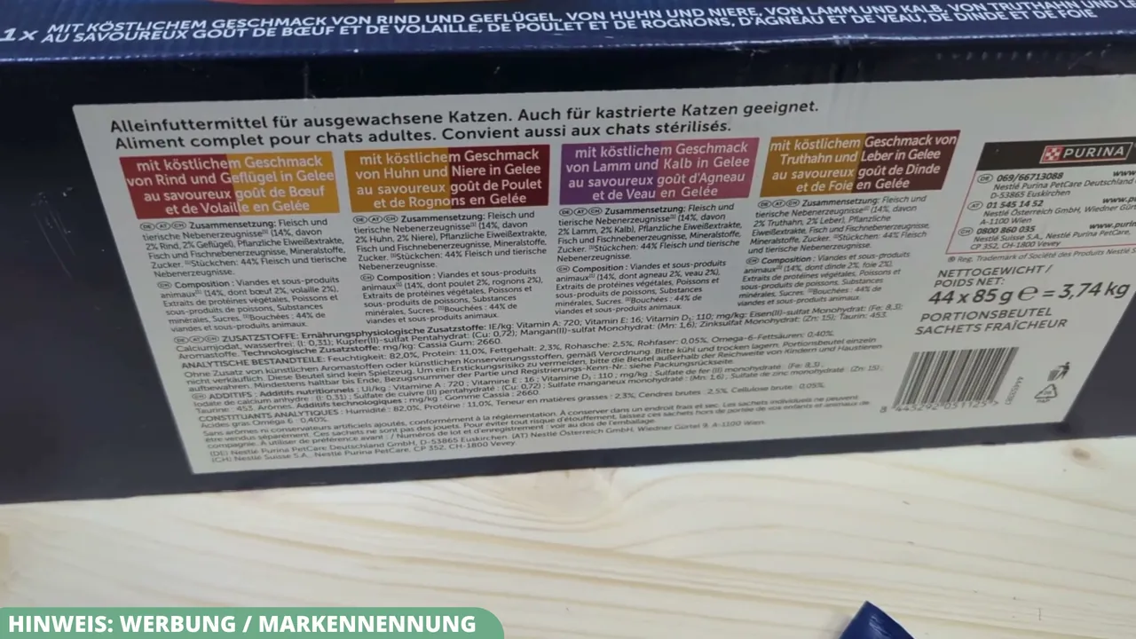 Auf der Verpackung sind die Zutatenlisten sowie Nährwertangaben für die verschiedenen Futtersorten aufgeführt.