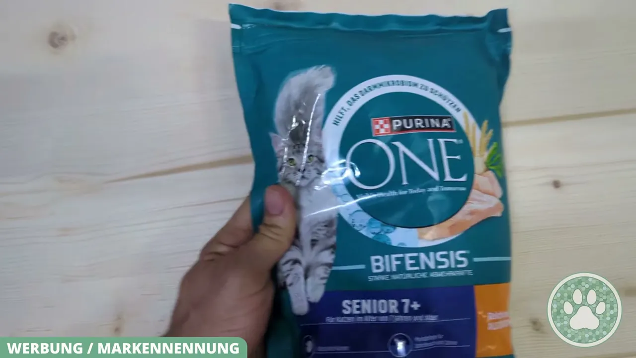 Das Trockenfutter Purina One Bifensis Senior 7+ mit Huhn ist speziell auf die Bedürfnisse älterer Katzen abgestimmt.