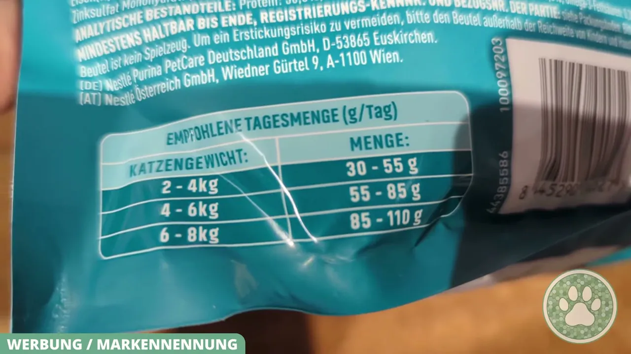 Die aufgedruckte Fütterungstabelle gibt die empfohlene tägliche Futtermenge gestaffelt nach dem Gewicht der Katze an.