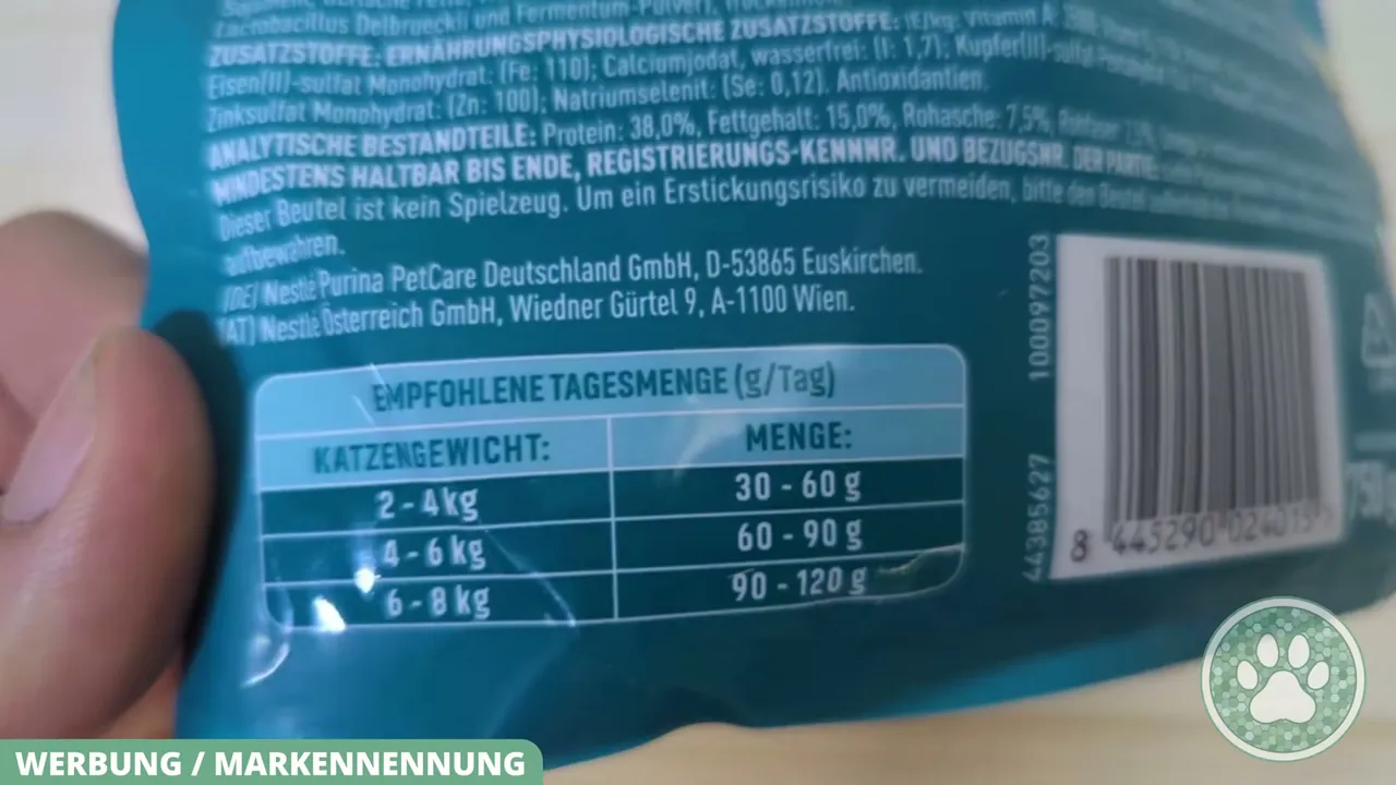 Eine aufgedruckte Tabelle definiert die empfohlene Tagesration des Trockenfutters anhand des jeweiligen Katzengewichts.