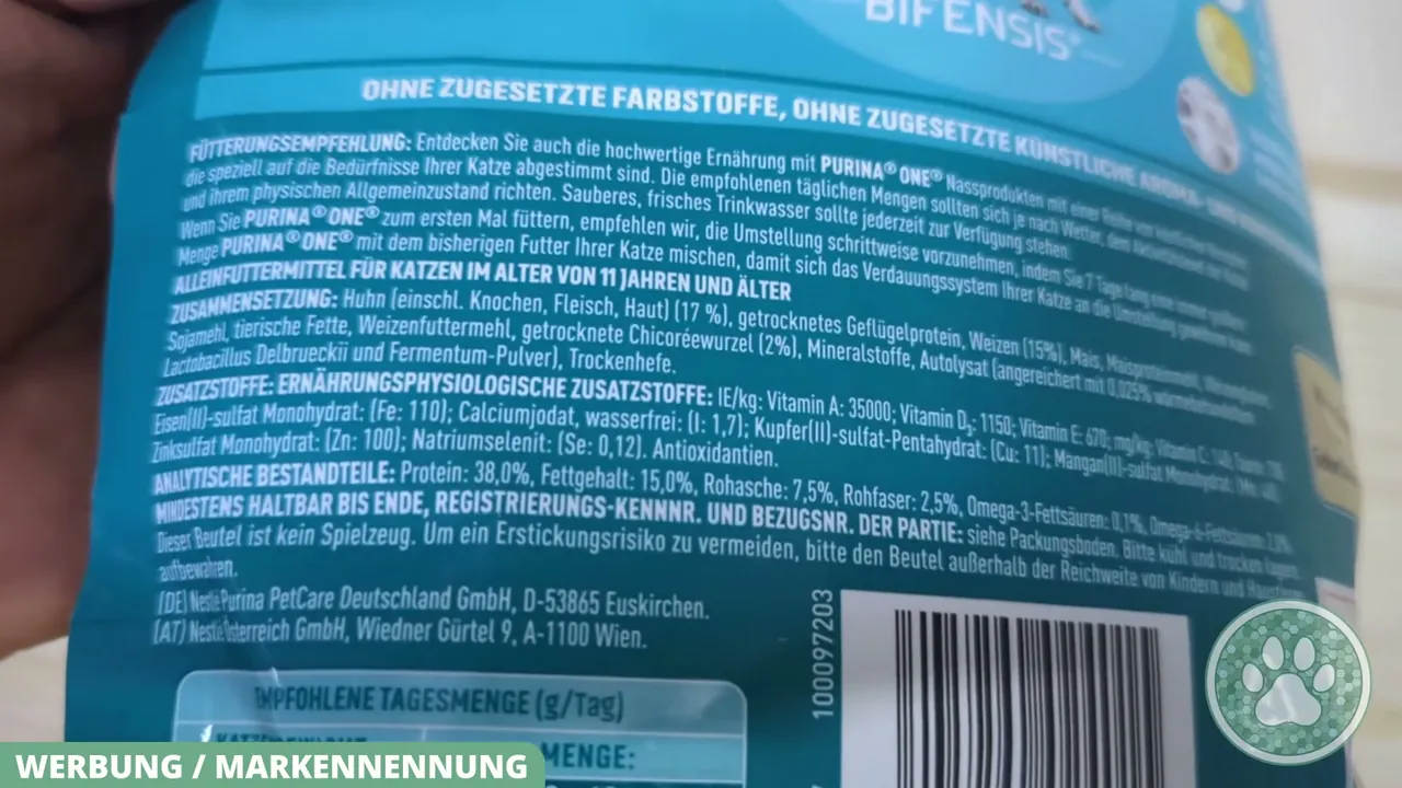 Die Zusammensetzung weist Huhn als Hauptzutat sowie zugesetztes Vitamin D und Mineralstoffe zur Knochenunterstützung aus.