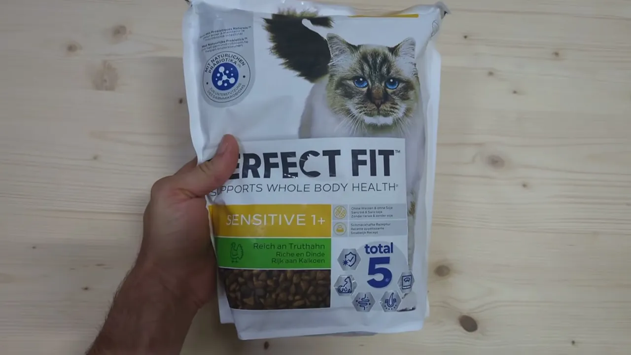 Das Alleinfuttermittel Perfect Fit Sensitive 1+ mit Truthahn ist speziell auf empfindliche ausgewachsene Katzen abgestimmt.