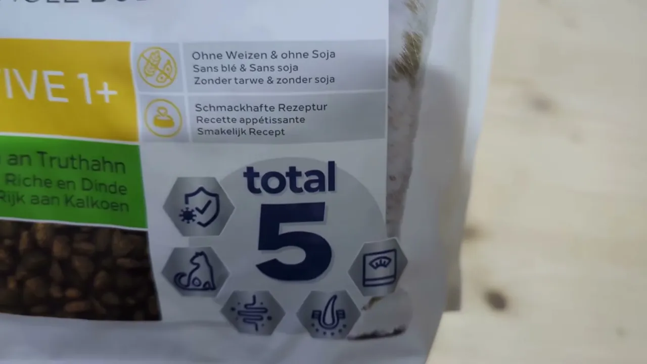 Die Rezeptur verzichtet auf Weizen und Soja, um Unverträglichkeiten bei magenempfindlichen Katzen zu vermeiden.