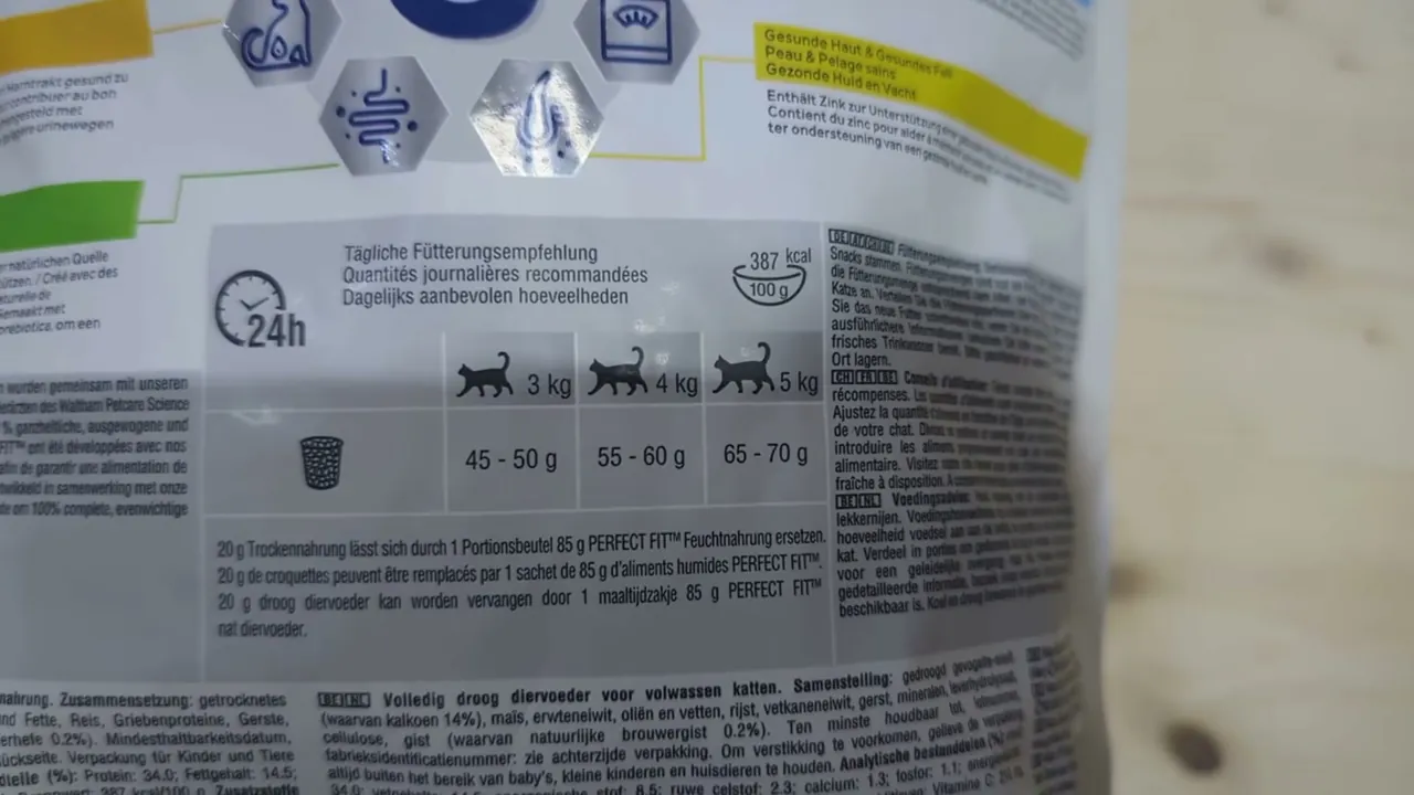 Eine übersichtliche Fütterungstabelle gibt die passenden Tagesrationen für Katzen von drei bis fünf Kilogramm Gewicht an.