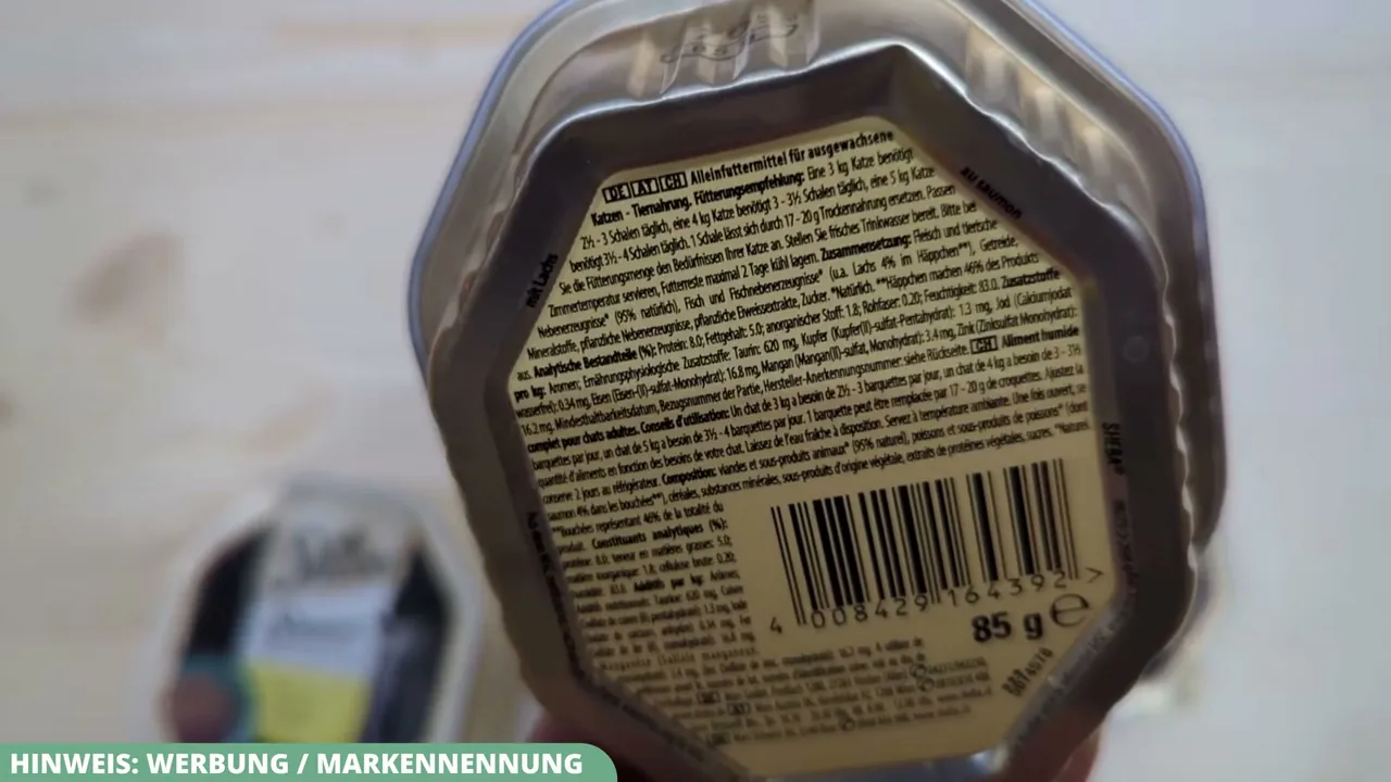 Auf der Unterseite der Schale sind die genaue Zusammensetzung sowie Fütterungsempfehlungen für das Körpergewicht aufgeführt.