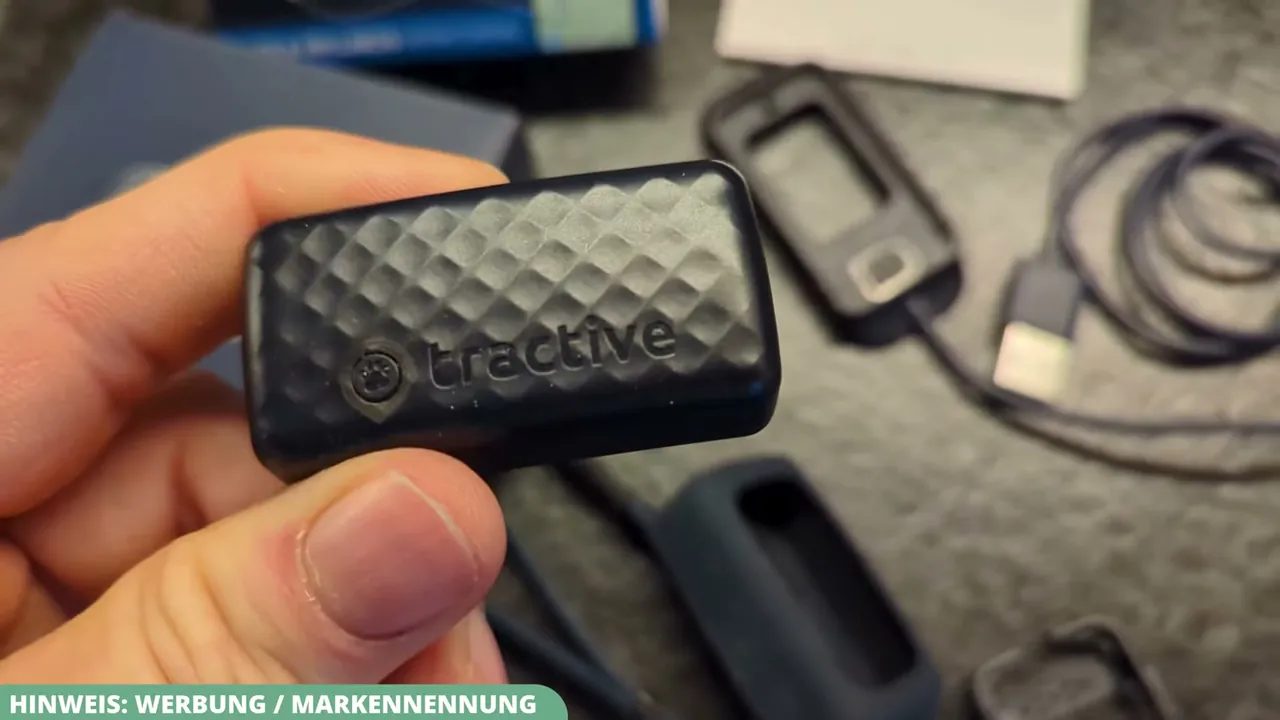 In meinem Test überzeugt der Tractive Cat Mini sofort durch seine extrem kompakte Bauform.