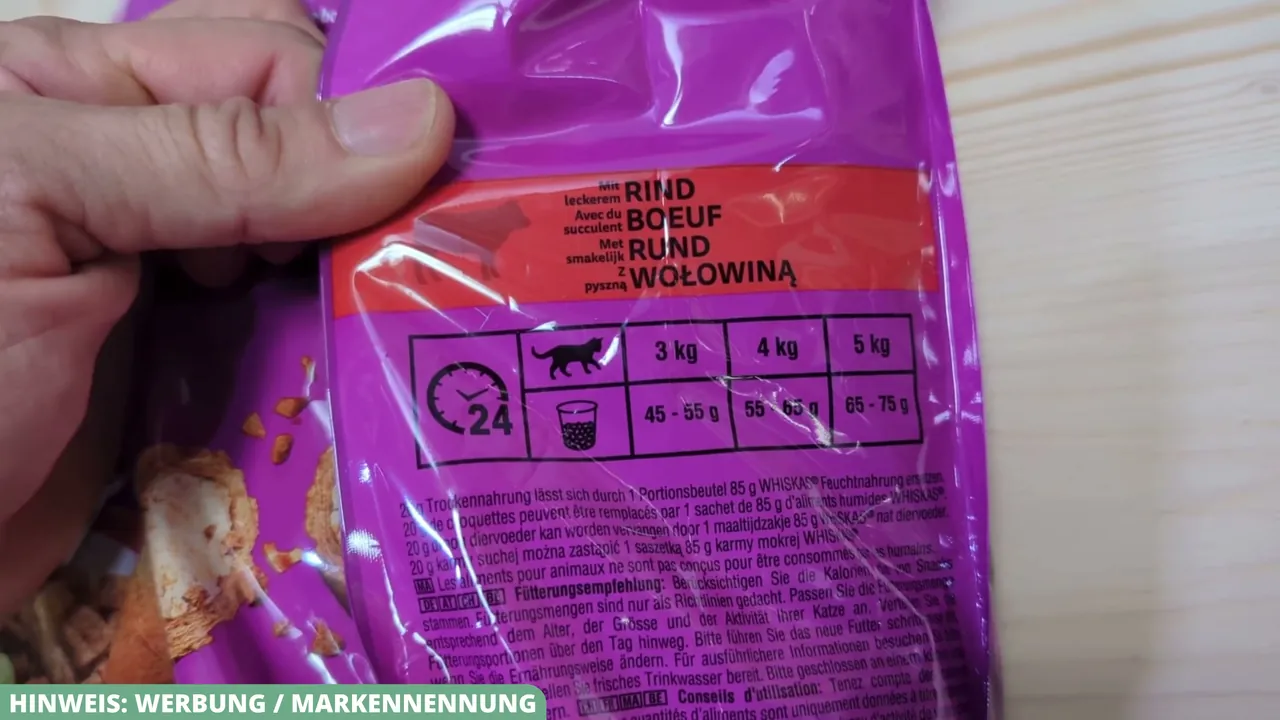 Eine übersichtliche Fütterungstabelle gibt die empfohlene Tagesration abhängig vom Gewicht der Katze an.